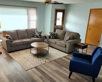 1960's Ranch House No Cleaning Fee - Dana - Wohnzimmer