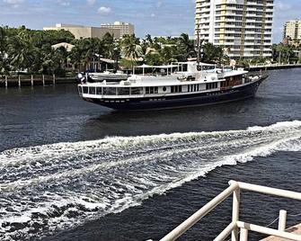 Manhattan Tower Apartment Hotel - Fort Lauderdale