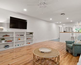 Spacious Backyard and Coastal Charm - Delightful Family Getaway - Rockport - Olohuone