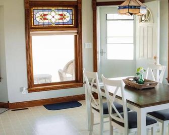 Silver Creek Retreat. Entire Home in Decorah, IA. Beautiful and Comfortable. - Decorah - Dining room