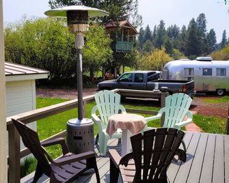 Cozy cottage with river access and great outdoor adventures - La Pine - Patio