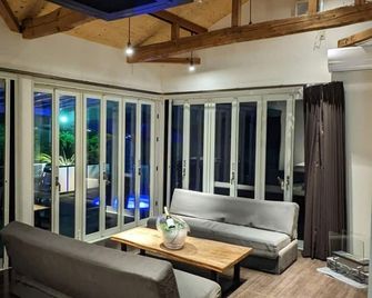 Ocean Front Tateyama K House - Tateyama - Living room