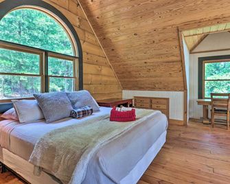 Game Room! Lakefront Family Cabin in Landrum - Landrum - Bedroom