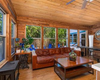Boho-Ranch Retreat in Hip East Austin w Hot Tub and Cowgirl pool. - Austin - Living room