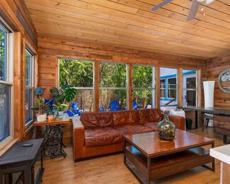 Boho-Ranch Retreat in Hip East Austin w Hot Tub and Cowgirl pool. - אוסטין - סלון