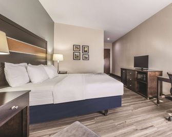 La Quinta Inn & Suites by Wyndham Tulsa - Catoosa Route 66 - Catoosa - Camera da letto