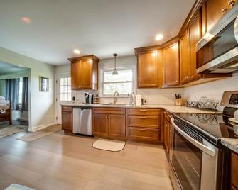 Cozy Ripley Apartment - 21 Mi to Downtown Erie! - North East - Küche