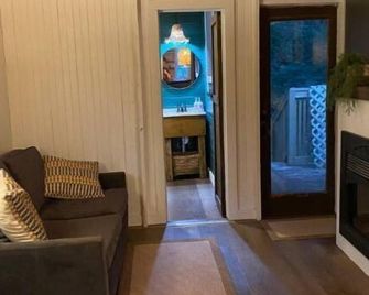 White Oak Creek Cabin - Harrison - Living room