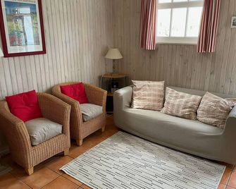 Charming house with large enclosed garden, at the foot of the dunes â 4 km from the ocean - Mimizan - Salon