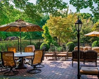 Stay Right Next to Atchison Fields NJ! Explore the Best of Tinton Falls in Style - Tinton Falls - Binnenhof