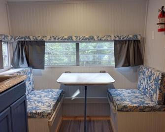 Secluded Camper on 5 private acres w/ hot shower - Healy - Huiskamer
