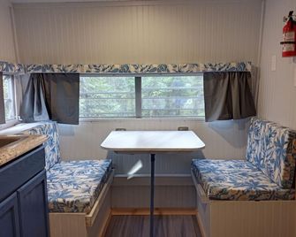 Secluded Camper on 5 private acres w/ hot shower - Healy - Wohnzimmer