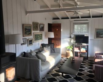 Cozy Beach Cottage by the Sea - Westhampton Beach - Sala de estar