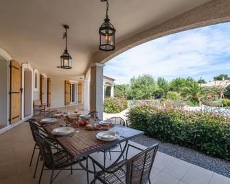 Spacious villa in Pouzols-Minervois with pool - Pouzols-Minervois - Patio