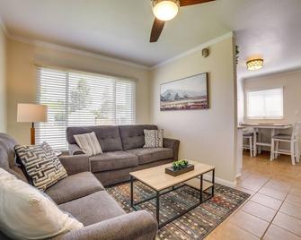 17 Mi to Lake Tahoe Carson City Home with Yard - Carson City - Living room