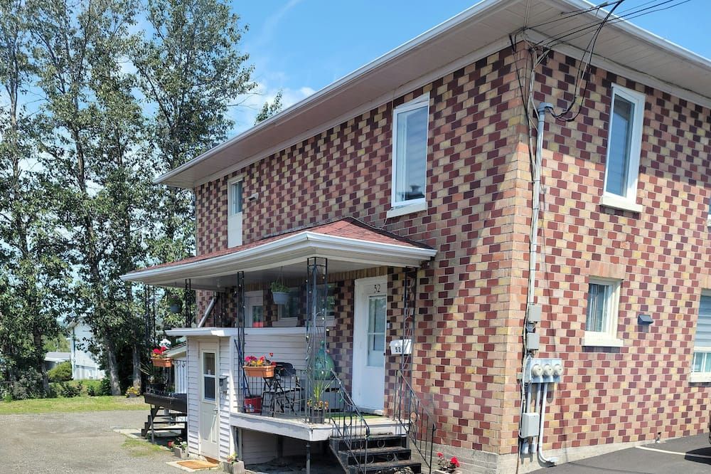 Cozy quiet place next to hwy smart tv+wifi+netflix - Edmundston - Gebäude