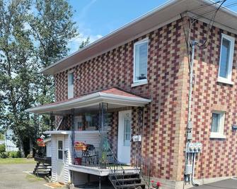 Cozy quiet place next to hwy smart tv+wifi+netflix - Edmundston - Building