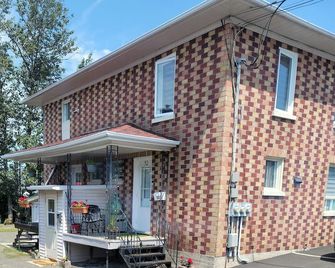 Cozy quiet place next to hwy smart tv+wifi+netflix - Edmundston - Gebäude
