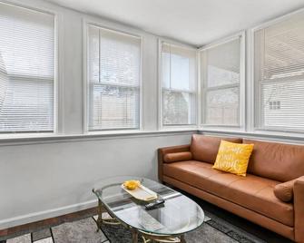 Adorable small house - quiet & safe - 2 BR 1 Bath - Imperial - Living room