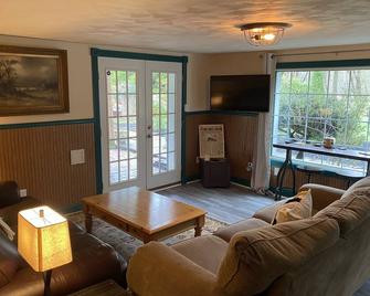 The C&O Adventure Retreat on Taylor's Landing - Sharpsburg - Living room