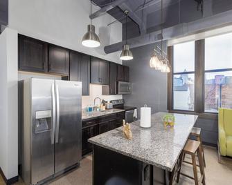 Steps 2 Everything! - King Bed - Amazing Roof And Gym - Pittsburgh - Cucina