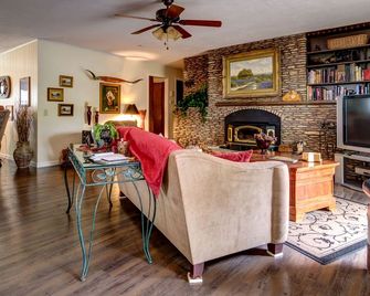 Lovely Cottage Rental with Waterfall on San Gabriel River near Austin, Texas - Georgetown - Living room