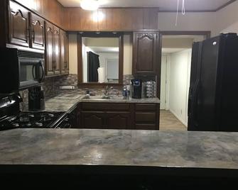 Great house across the street from the fairgrounds. - Tulsa - Kitchen