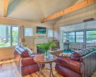 Peaceful Long Pond Cottage with Dock and Views - East Freetown - Living room
