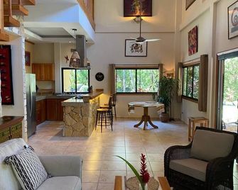 Chalet en medio de la naturaleza, con hermosa vista al río y senderismo. - Boquete - Living room