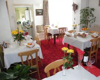 El Tabora Guest House - Castel - Restaurace