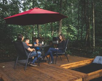 River, Sauna & Spa - The Farmhouse in Forest - Sainte-Rose-du-Nord - Patio