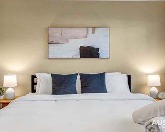 Get Comfy Memory Foam Beds and Tub in Central ATX - Austin - Habitación