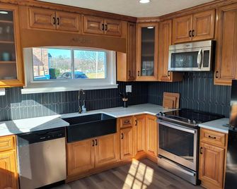 Fantastic cottage located within walking distance from charming old town Clinton - Clinton - Kitchen