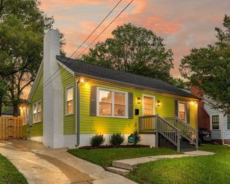 Stylish 4BR Haven: Serene Backyard and Fire Pit - Charlotte - Building