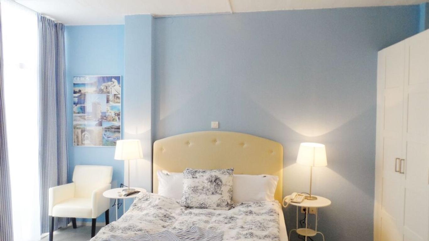 Seafront Studios And Apartments