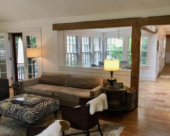 Getaway for Thankgiving Holiday - with Fully stocked Chef's Kitchen - Wilton - Sala de estar