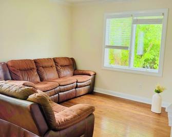 Spacious 6-bedroom house in Edison near TopGolf & Supercharge with AC, WiFi - Edison - Living room
