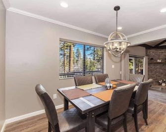 Walk to Lake! 7bdr, Hottub, Movie Theater, Gameroom Dawn and Dusk by Avantstay - Big Bear Lake - Dining room