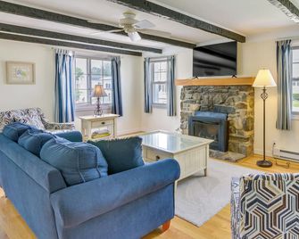 Cozy Westbrook Vacation Rental - Walk to Beach! - Westbrook - Wohnzimmer