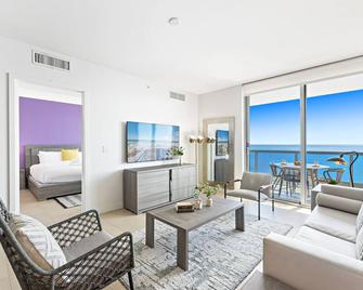 Dharma Home Suites Miami at Monte Carlo - Miami Beach - Living room