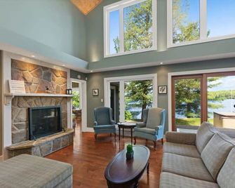 Panorama Cottage - perfect sunsets! - Parry Sound - Living room