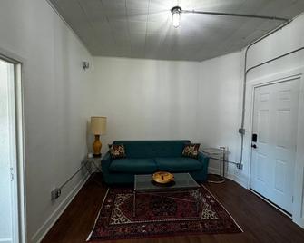 Cozy 1-bedroom apartment with WiFi, AC in charming Chewelah - Chewelah - Living room