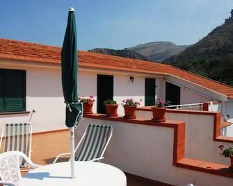 Old Farmhouse Set In A Citrus Grove - Piano di Sorrento - Balcon