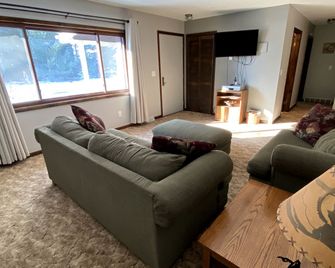 Pet-Friendly, Wonderful Waterfront Family Getaway Cabin with Private Access to Lake Mitchell & Lake Cadillac in Michigan - Cadillac - Soggiorno