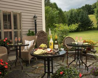 A charming 1820's farmhouse - Woodstock - Patio
