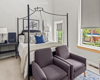Modern Condo: Experience Fayetteville Luxuriously - Fayetteville - Bedroom