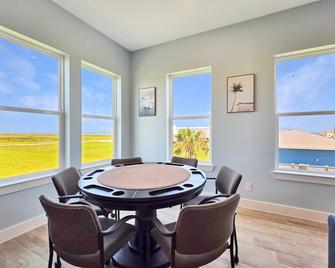 Pelican Post Bolivar Escapes - Crystal Beach - Dining room