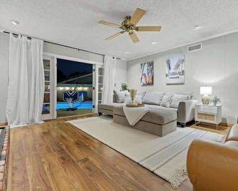 Majestic Lux Home with Heated Pool and Spa! - San Diego - Sala de estar