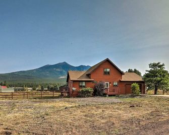 Flagstaff Cabin! 5 Minutes from Snowbowl! Stunning Views on 1+ Acre. Sleeps 8! - Flagstaff - Building