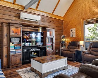 Lakefront log cabin w/private dock! Dog friendly! - Eastland - Wohnzimmer
